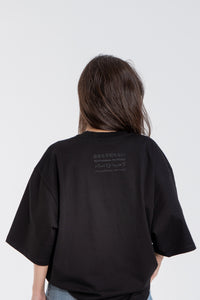 BLACK/BLACK ENGLISH TEE